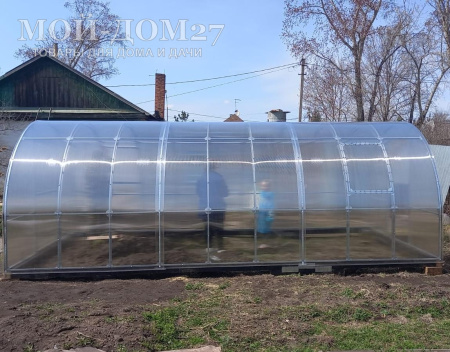 Теплица СверхПрочная Усиленная 6 метров с поликарбонатом | Мой-Дом27 | Каркас изготовлен из оцинкованной замкнутой трубы 20*20 мм.<br>
 Ширина - 3 метра. Высота - 2,1 метра. Длина 6 метров.<br>
 Выдерживаемая снеговая нагрузка - 300 кг/м2. Выдерживаемая ветровая нагрузка - до 22 м/с.<br>
 <b>Расстояние между дугами 0,65 метра.&nbsp;ДВОЙНАЯ ДУГА под дугой приварена еще одна дуга - толщина металла каждой дуги 1,2&nbsp;мм.</b>&nbsp;Ширина двери 0,96 метра.<br>